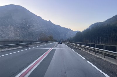 Ремонт затваря едното платно на главния път Е-79 край с. Крупник