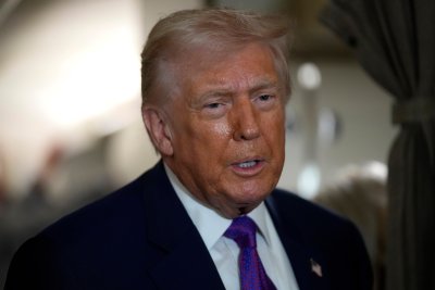 Търговски съд в САЩ гледа глобалните 10-процентни мита на вноса, наложени от Тръмп