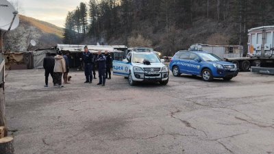 Полицейска акция в Перник: В пункт за изкупуване на метали е открит тефтер със списък имена и пари