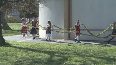 Навръх Цветница: 1000-метров венец около храма в град Елин Пелин