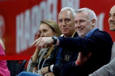 Христо Стоичков гледа мача между Апоел Тел Авив и Олимпиакос