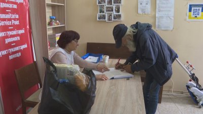 Близо 50 бездомни в Русе получиха за Великден помощ от Българския Червен кръст