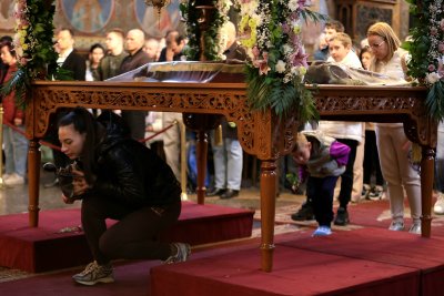 На Велики петък Иисус тръгва по пътя на болката и е разпънат на кръста