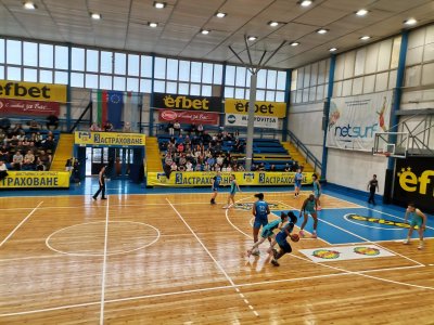 Монтана 2003 не трепна за внушителен старт на финала в женската А група