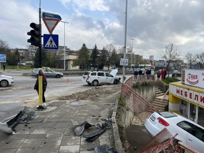 Трима души са в болница след тежка катастрофа между два автомобила в Шумен