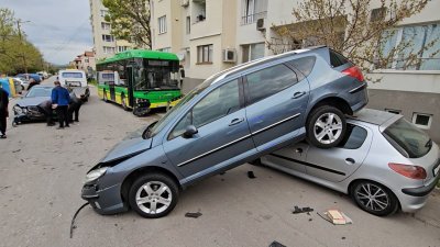 Електрически автобус помете три паркирани коли в Хасково (СНИМКИ)