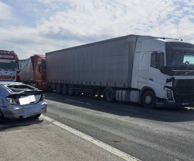 Верижна катастрофа затрудни трафика на АМ "Хемус"