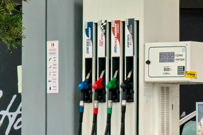 Започна изплащането на компенсациите от 20 евро заради поскъпването на горивата