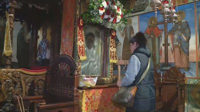 Стотици вярващи се включват в литийното шествие с чудотворната икона в Бачковския манастир