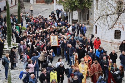 Литийното шествие в Бачковския манастир: По традиция изнесоха чудотворната икона на Света Богородица