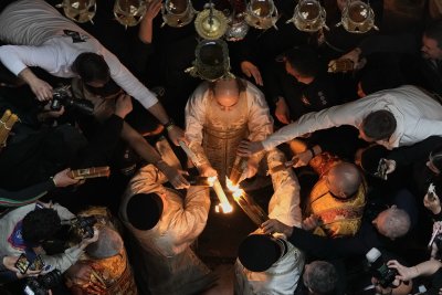 Чудото на православния свят: Благодатният огън слезе в Йерусалим