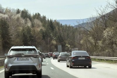 Километрично задръстване: Аварирал камион спря движението на АМ &bdquo;Хемус&ldquo; към София