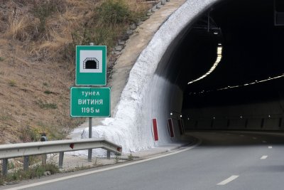 Затруднено е движението в тунел &bdquo;Витиня&ldquo; на АМ &bdquo;Хемус&ldquo; в посока София е заради аварирал камион