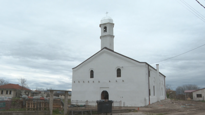 За Великден жителите на пловдивското село Черноземен успяха да възстановят храма си