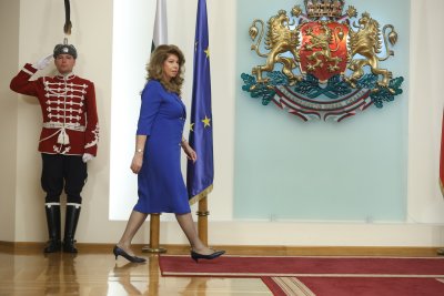 Президентът Илияна Йотова удостои с държавни отличия дейци на науката и образованието