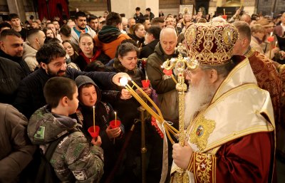 Хиляди вярващи посрещнаха Възкресението в храмовете във Варна