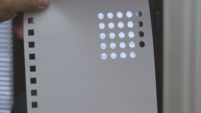 Специално: С тактилен шаблон незрящи гласуват без чужда помощ с хартиена бюлетина