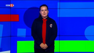 Ново бебе маймунка, което гушка плюшена играчка, стана популярно в мрежата