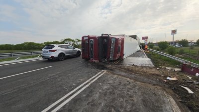 Камион, натоварен с картофи, се преобърна на АМ "Тракия" (СНИМКИ)