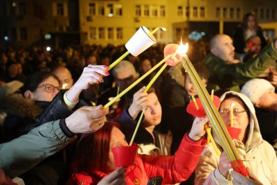 В храмовете в цялата страна посрещнаха Благодатния огън