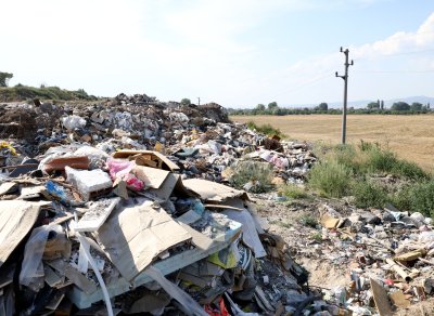 Започна разчистването на сметищато край езерата в село Добни Богров