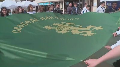 В Панагюрище поставиха знаме с надпис "Свобода или смърт" на връх Маньово бърдо