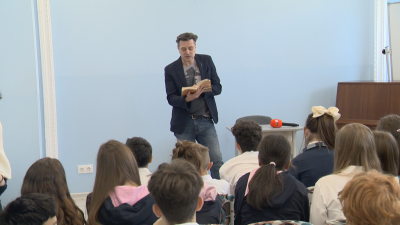 Георги Любенов чете на ученици в София в рамките на &bdquo;Походът на книгите&ldquo;