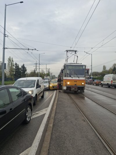 Катастрофа затруднява движението между кола и трамвай в София