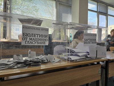 Гласуването в Шумен и Добрич започна с нови бюлетини след фабрични дефекти
