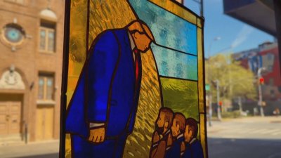 Изложба представя тръмпизва като модерна религия