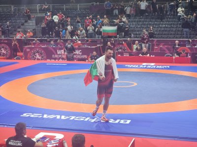 Петима български борци влизат в битка за медалите в Тирана