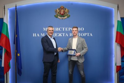 Министър Димитър Илиев награди Йоан Величков за силните му постижения