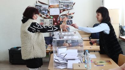 Проблеми с машините белязаха началото на изборния ден и в Добрич