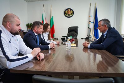 Димитър Илиев награди бронзовата медалистка от световния шампионат по таекуондо Дея Пеева