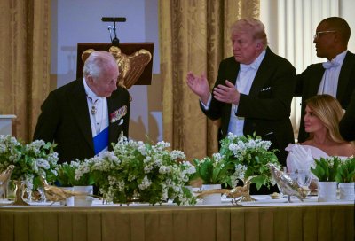 Равиоли с билки и мед и геополитика: Чарлз III балансира между хумор и твърди послания