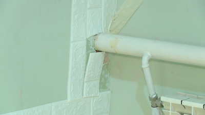 Напукани стени и падаща мазилка: лошото състояние на детската градина в с. Бенковски