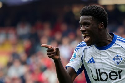 Комо се върна на победния път и настигна Рома в битката за Европа