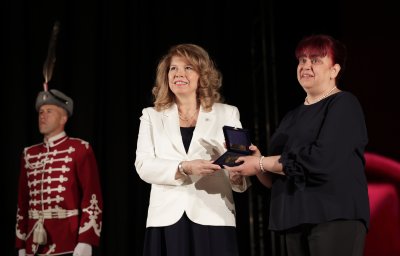 Президентът удостои с плакет "Св. св. Кирил и Методий" видинското училище "Петко Р. Славейков"