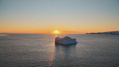 &bdquo;Айсберг в залива Емона&ldquo; показва българските научни мисии в Антарктида