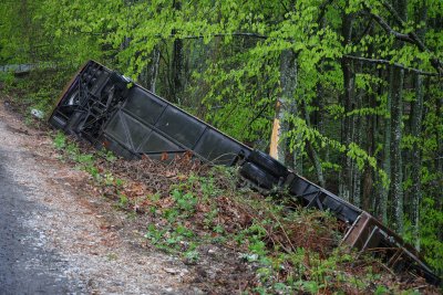 От 10 до 15 г. затвор грозят шофьора на преобърнатия автобус край Малко Търново
