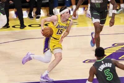 Една от звездите на Лейкърс се завръща на паркета