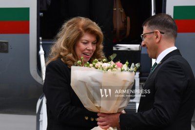 Президентът Илияна Йотова пристигна в Ереван за участие в Осмата