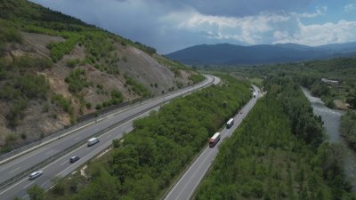 Заради свлачище на АМ "Струма": Платното за София край Симитли остава затворено