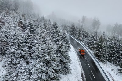 Зимата се завърна в Румъния, в повечето планински населени места вали сняг