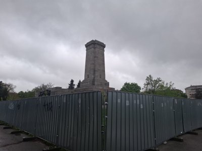 Премахнаха скелето около Паметника на съветската армия, демонтират още огради