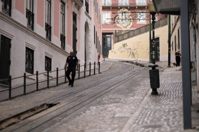 Задържаха 15 полицейски служители за случаи на изтезания в два полицейски участъка в Лисабон