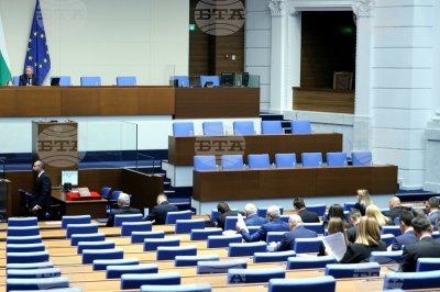 Как новите депутати разделиха местата в пленарната зала?