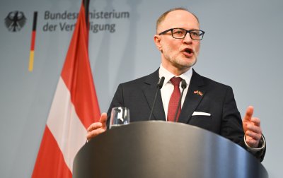 Министърът на отбраната на Латвия подаде оставка, след като два украински дрона удариха петролни складове