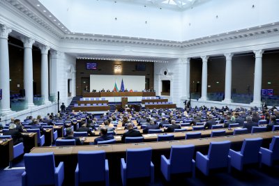 Депутатите продължават работа с избор на временни комисии по бюджет и правни въпроси