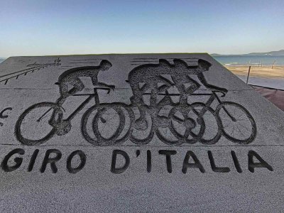 Burgas Welcomes the Start of the Giro d&rsquo;Italia with Impressive Sand Sculpture (see pics)